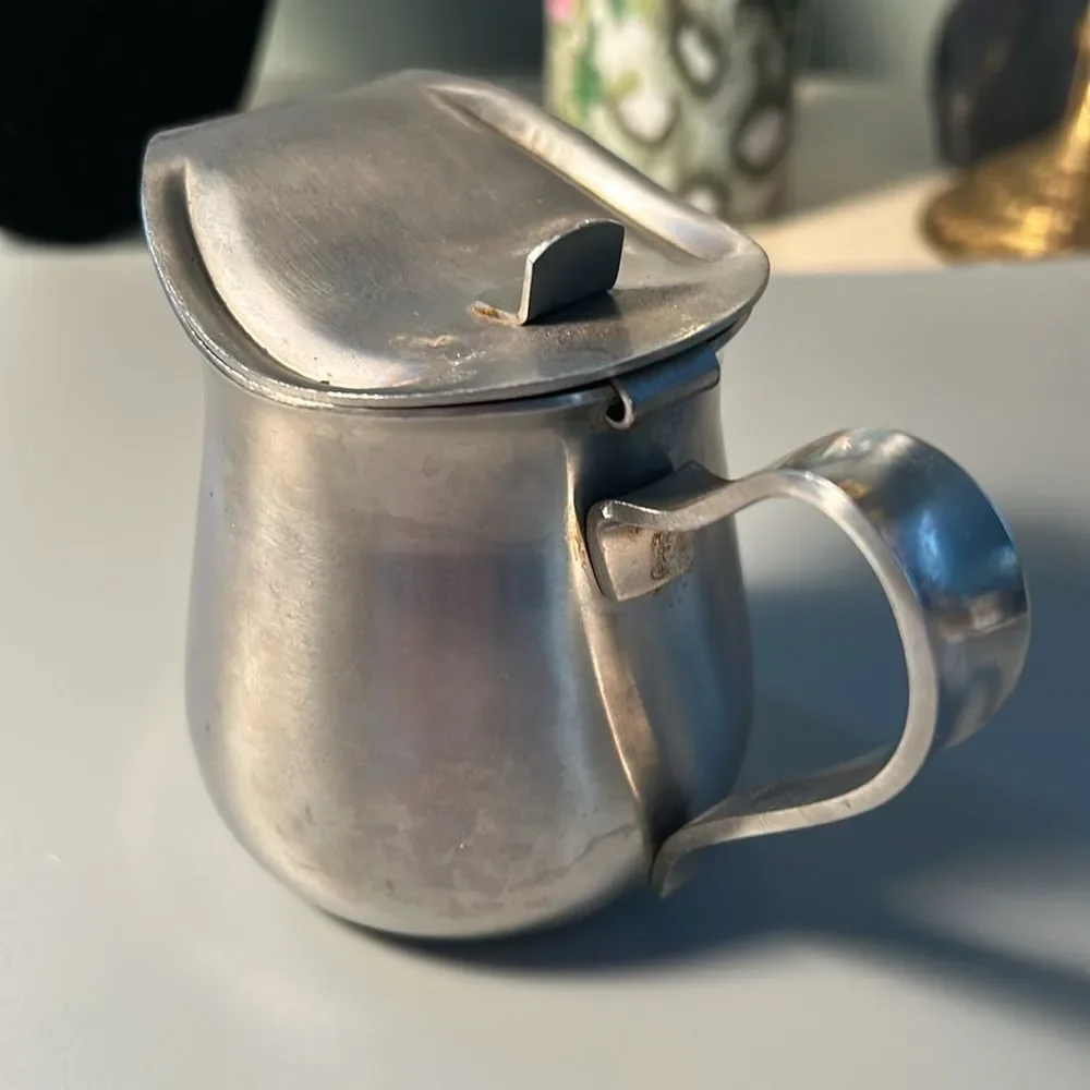 Oneida 18/8 restaurant style creamer with lid